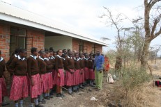Erwartungsvolle Schüler stehen vor ihrem neuen Schulgebäude
