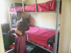 Eines der neu angeschafften Doppelbetten für das Mädcheninternat