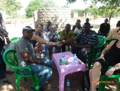 Treffen des Dorfkommitees, vorne links sitzen Mtemi und Enno